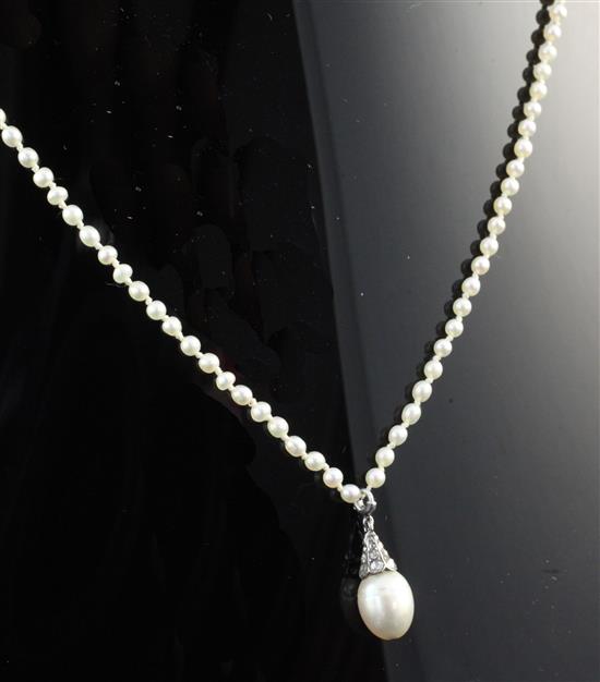 Pearl pendant necklace.